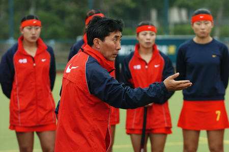  阿森纳女足主帅跨界，临时接手男足训练  