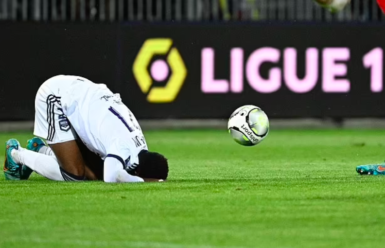  洛里昂主帅赛后鞠躬致歉，承诺率队走出低谷