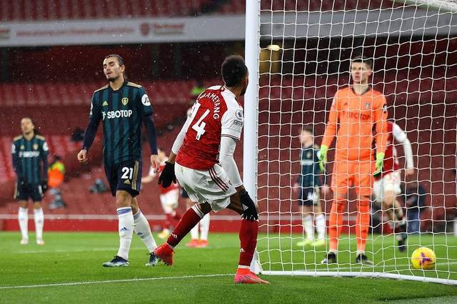  曼联战平利兹联，B费染红引发争议  